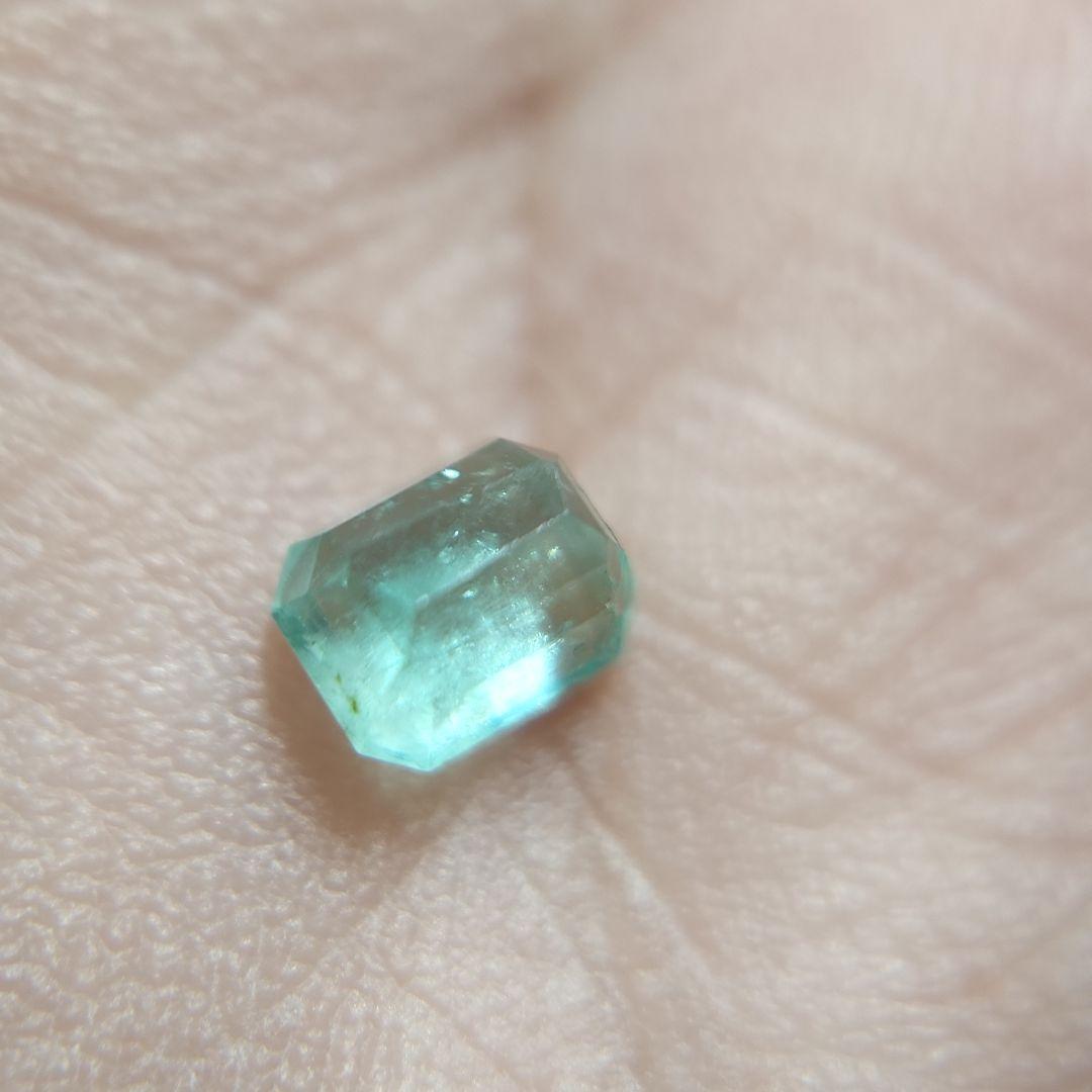 天然蛍光エメラルド ルース 0.417ct