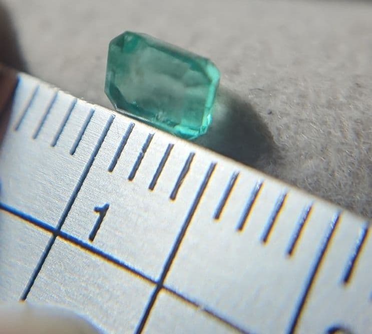 天然蛍光エメラルド ルース 0.417ct