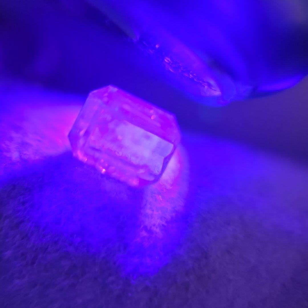 天然蛍光エメラルド ルース 0.417ct