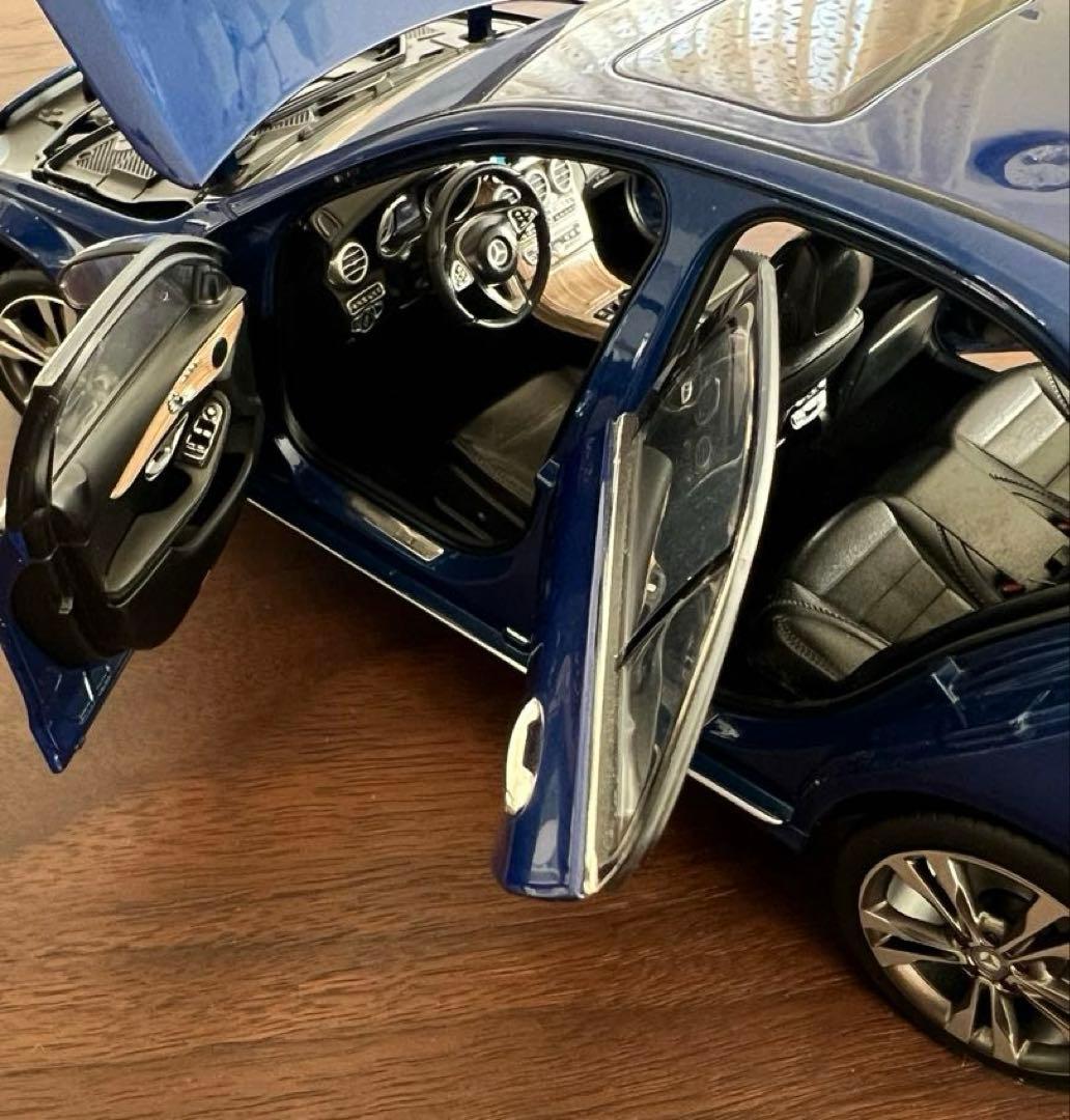 ベンツ　Cクラスモデルカー　濃紺　スケール 1/18　レプリカ