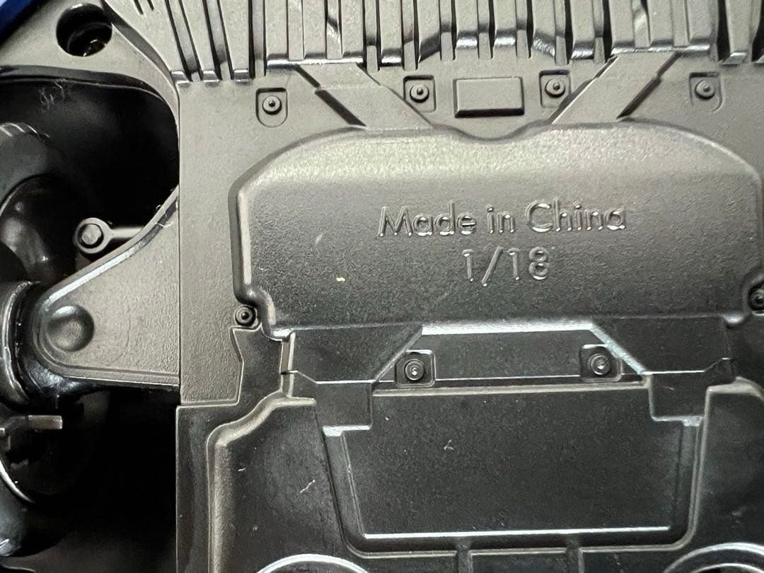 ベンツ　Cクラスモデルカー　濃紺　スケール 1/18　レプリカ