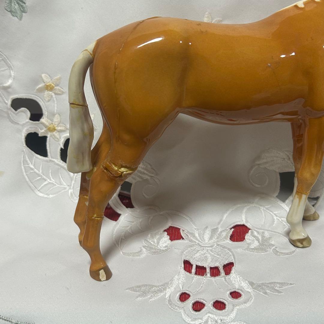 イギリス ベスウィック社によるパロミノカラーの陶器の馬の置物 難あり品