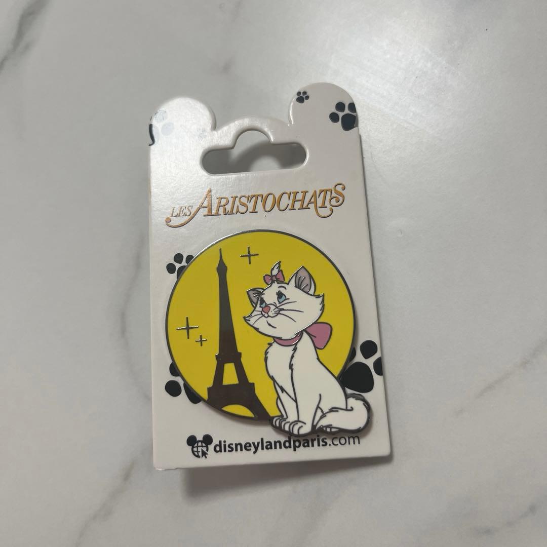 パリディズニー マリーちゃん ピンバッチ - メルカリ