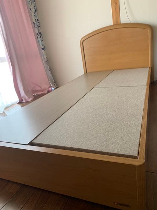 良好な状態でほとんど使用されていない2つの完全な引き出し付きのシングルベッド