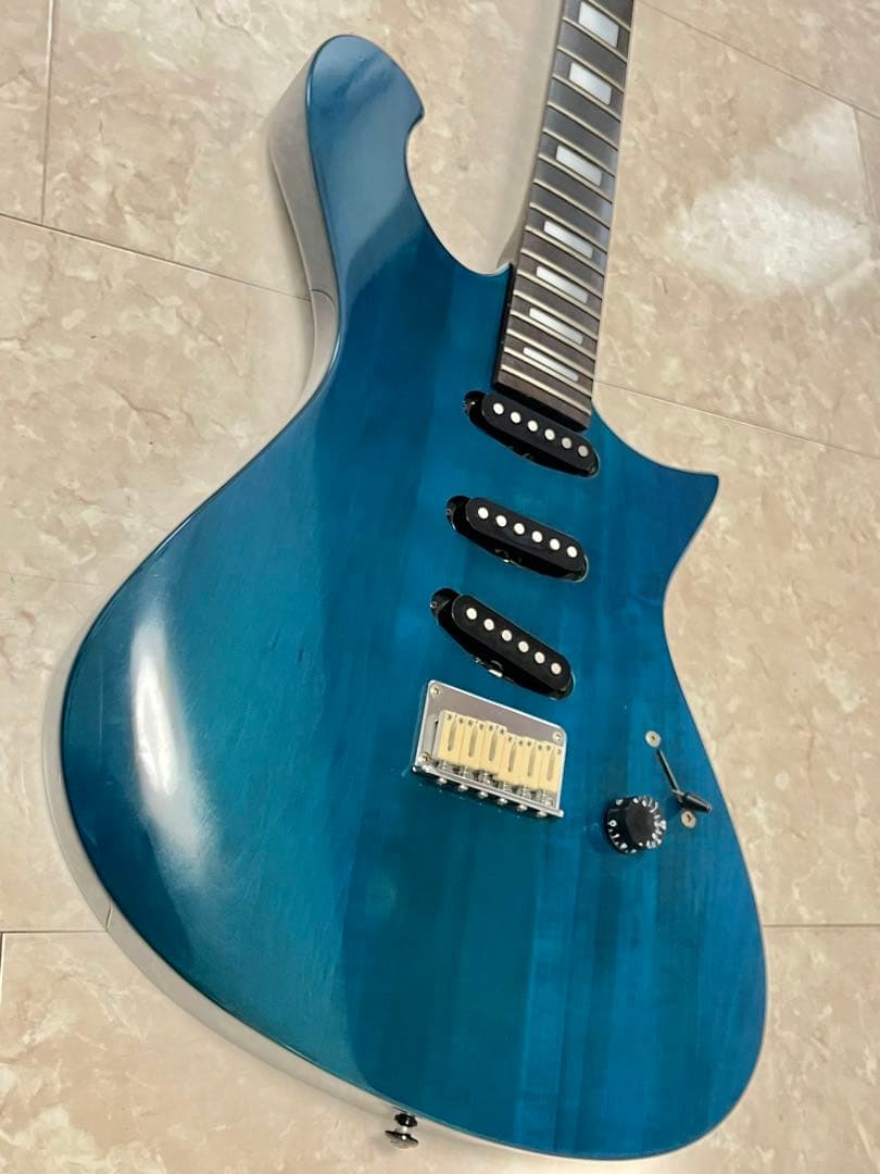 PIERROT潤シグネイチャーモデル改造のカスタムギター【中古美品