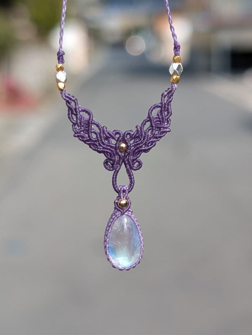 ホワイトラブラドライトのマクラメネックレス