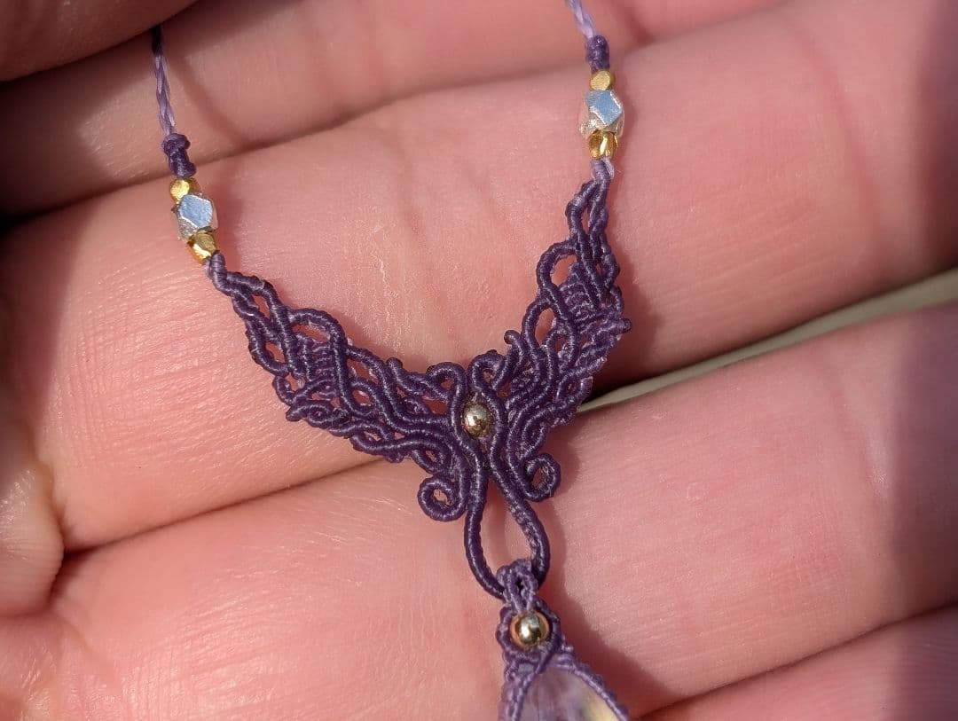 ホワイトラブラドライトのマクラメネックレス