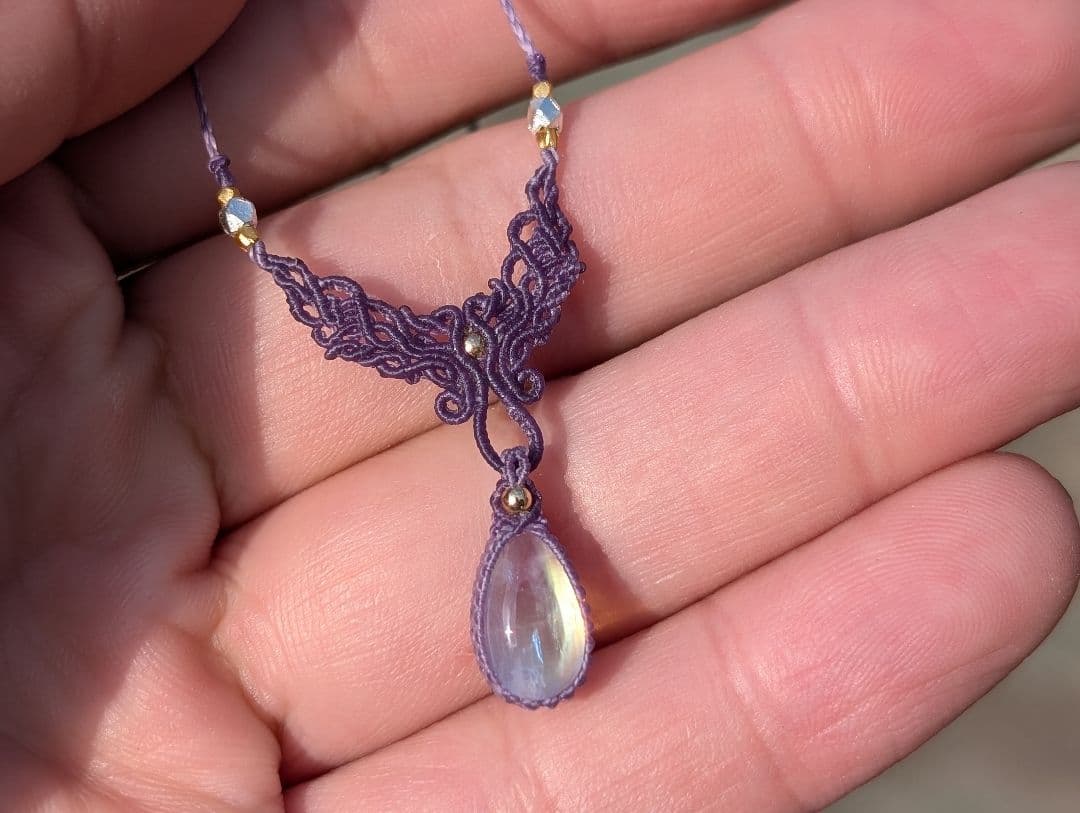 ホワイトラブラドライトのマクラメネックレス