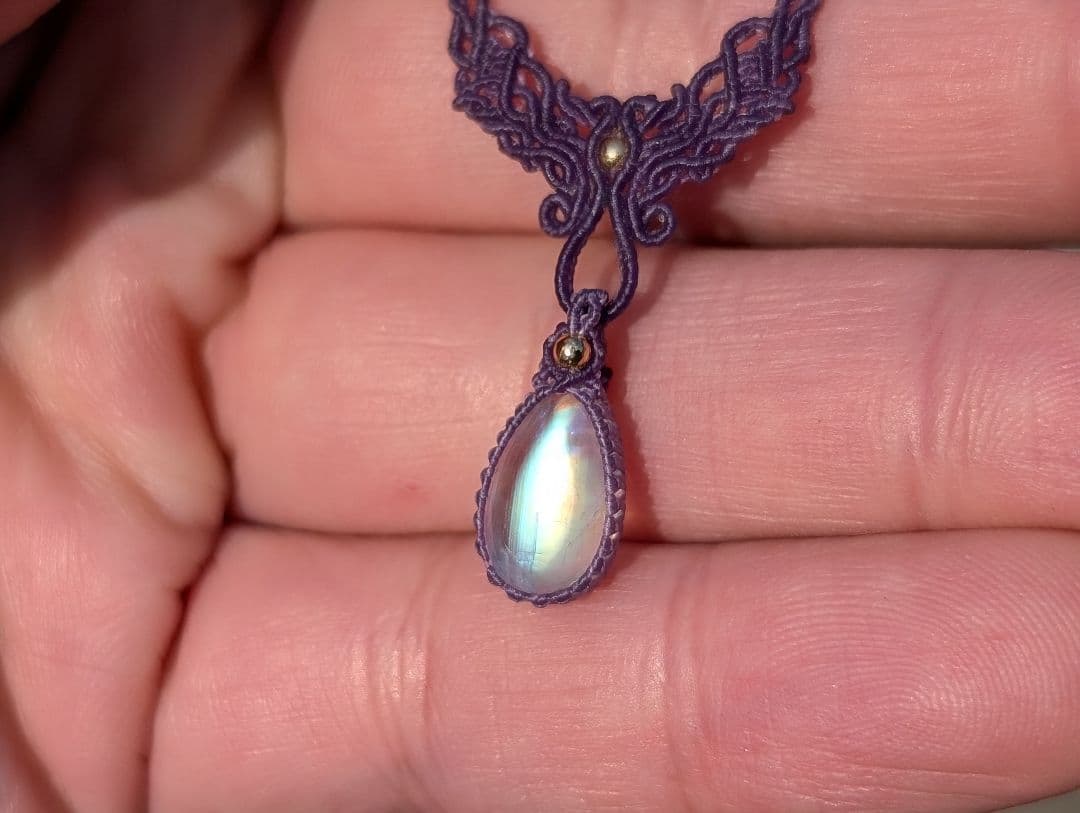 ホワイトラブラドライトのマクラメネックレス