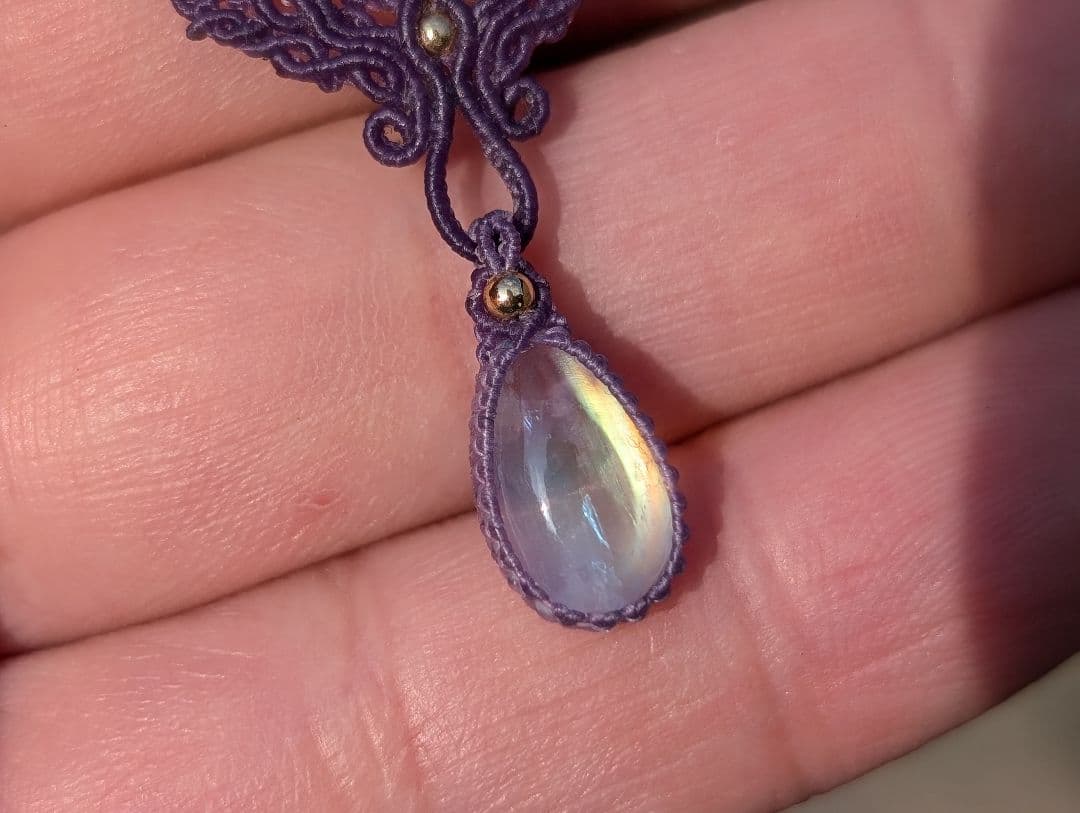 ホワイトラブラドライトのマクラメネックレス