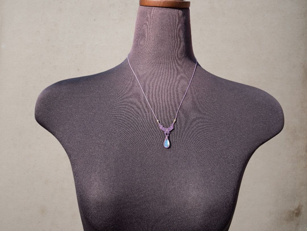 ホワイトラブラドライトのマクラメネックレス