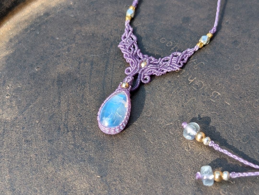 ホワイトラブラドライトのマクラメネックレス