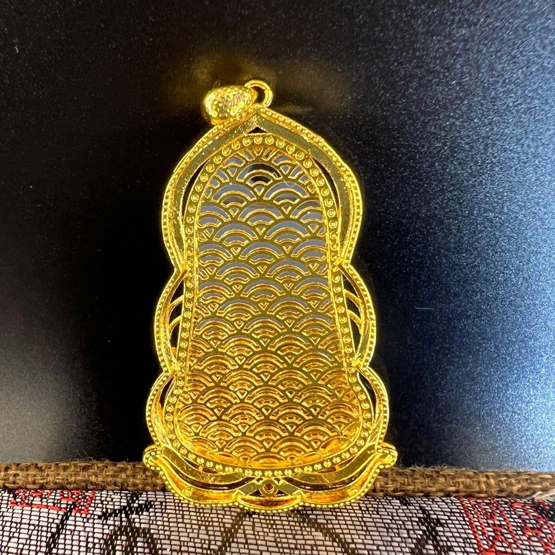 観世音菩薩彫り18k高氷種藍水翡翠　スカイブルーのペンダントトップ　鑑定書付き