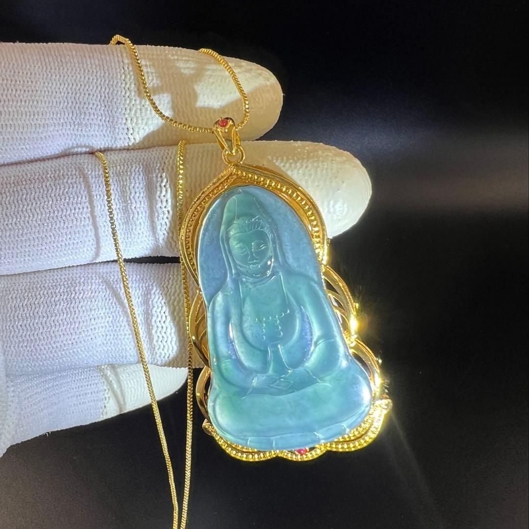 観世音菩薩彫り18k高氷種藍水翡翠　スカイブルーのペンダントトップ　鑑定書付き