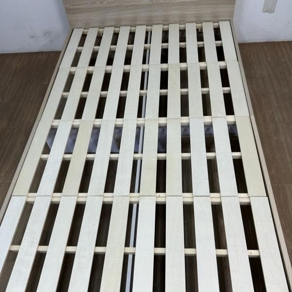 【新品】宮付き　引き出しのある木製セミダブルベッドOK　コンセント付き