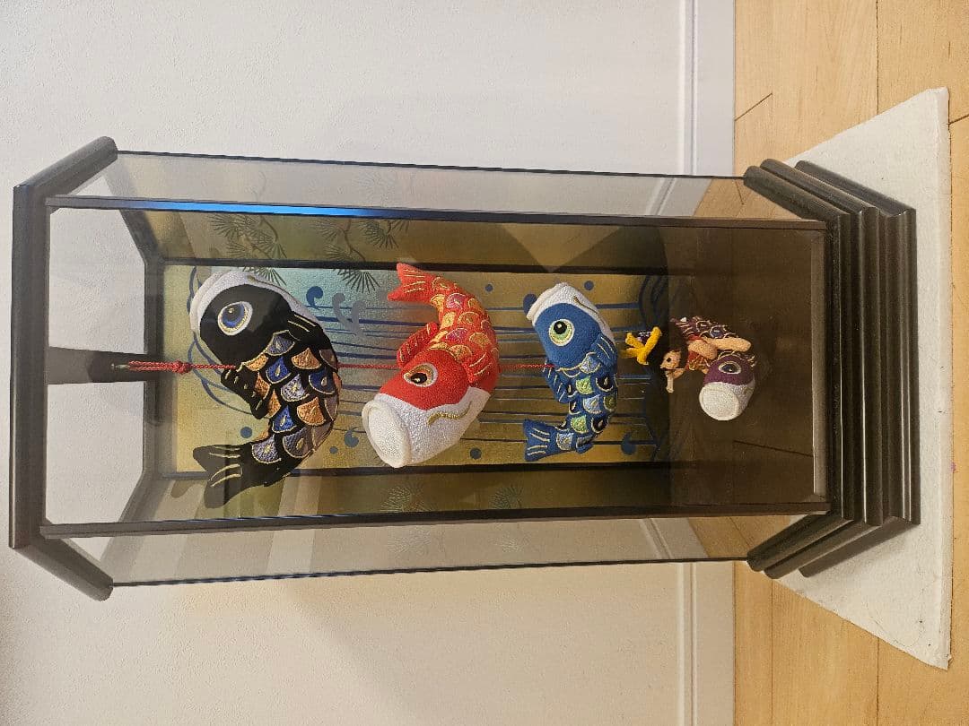 伝統的な布製鯉のぼり ガラスケース付き