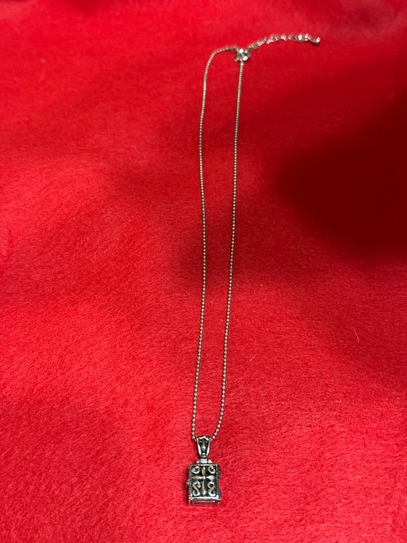 シルバー 装飾的ロケットペンダント ネックレス