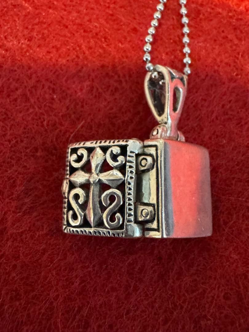 シルバー 装飾的ロケットペンダント ネックレス