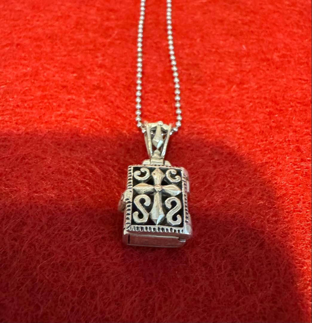 シルバー 装飾的ロケットペンダント ネックレス