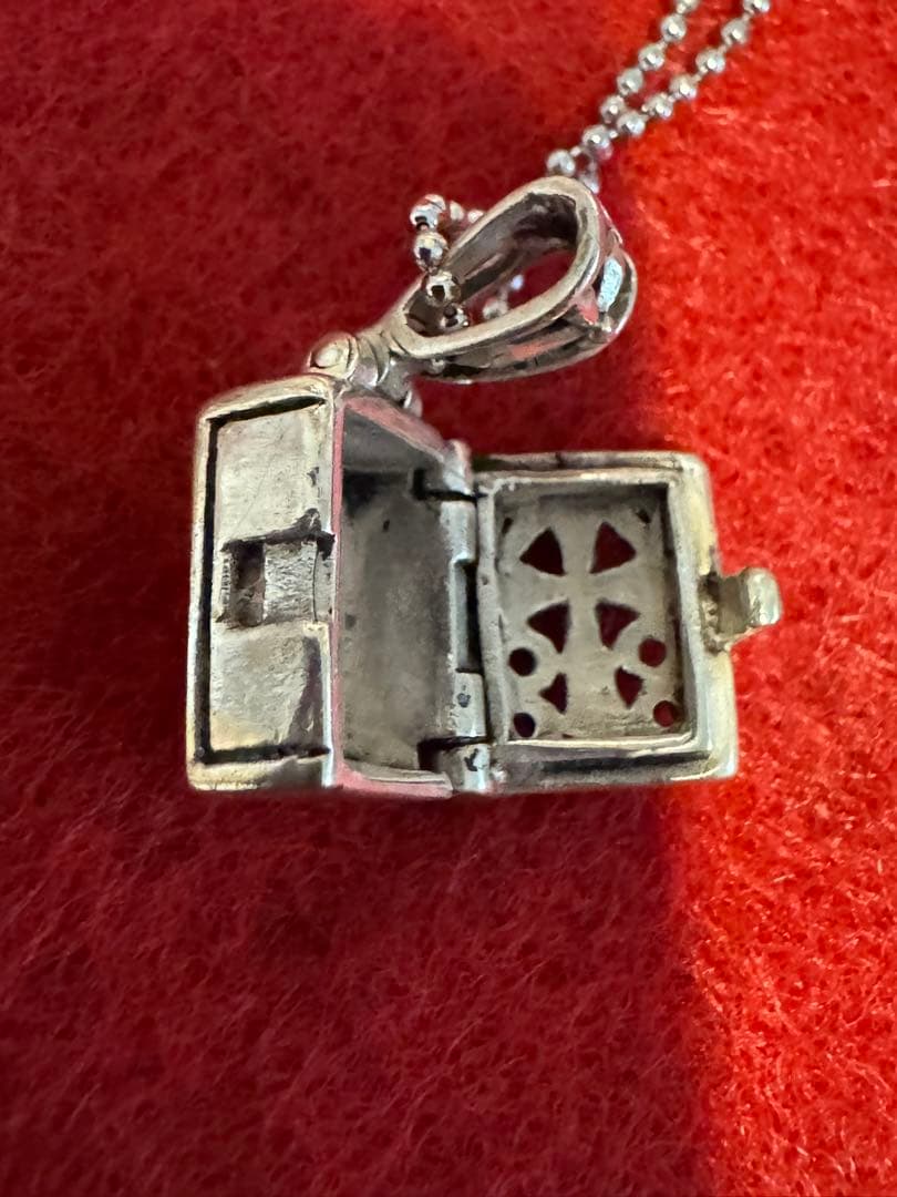 シルバー 装飾的ロケットペンダント ネックレス