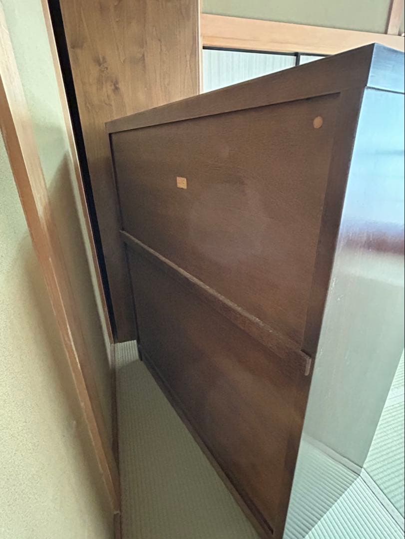 アンティーク　ダークウッドキャビネット ガラス扉付き