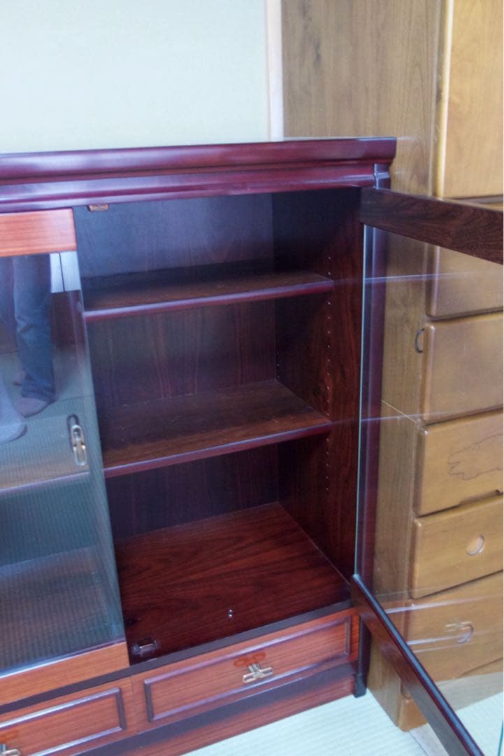 アンティーク　ダークウッドキャビネット ガラス扉付き