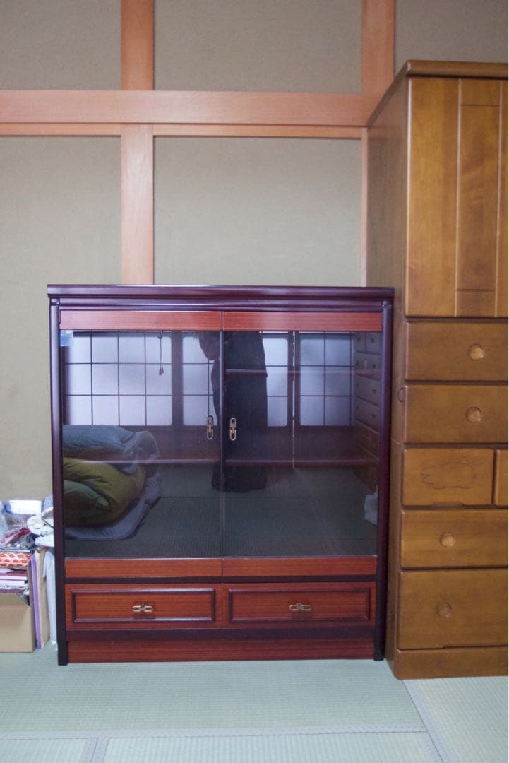 アンティーク　ダークウッドキャビネット ガラス扉付き