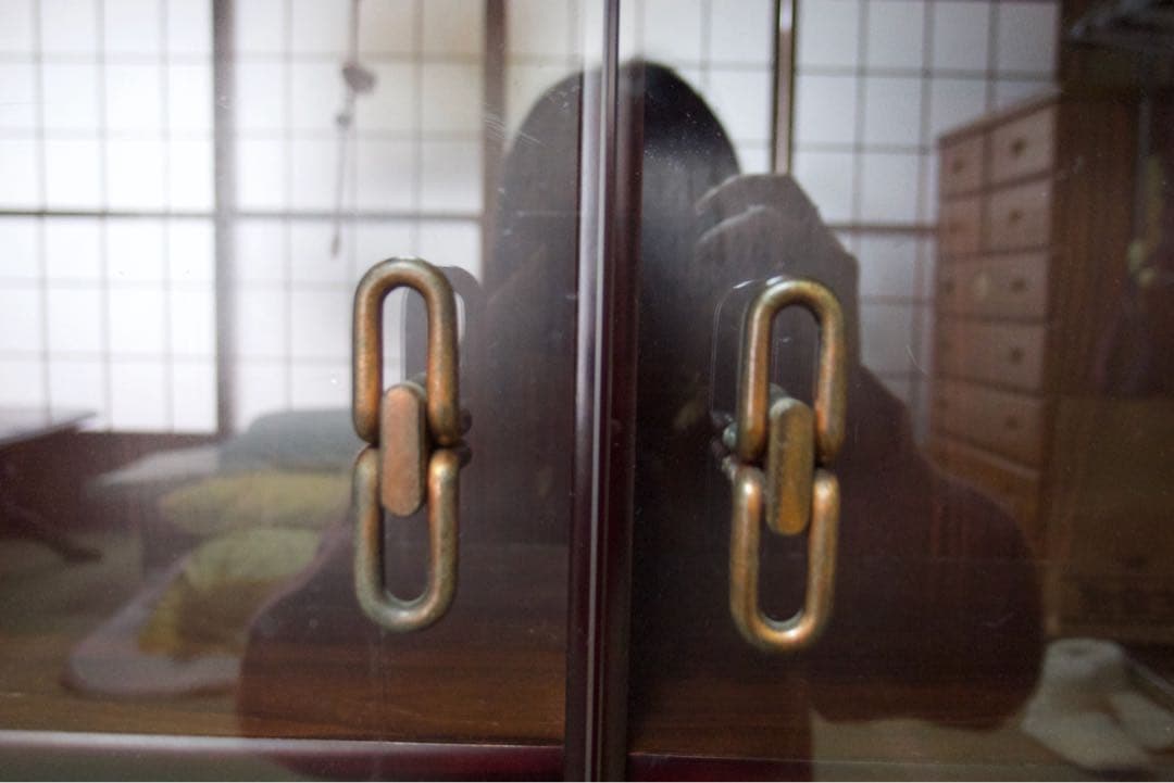 アンティーク　ダークウッドキャビネット ガラス扉付き