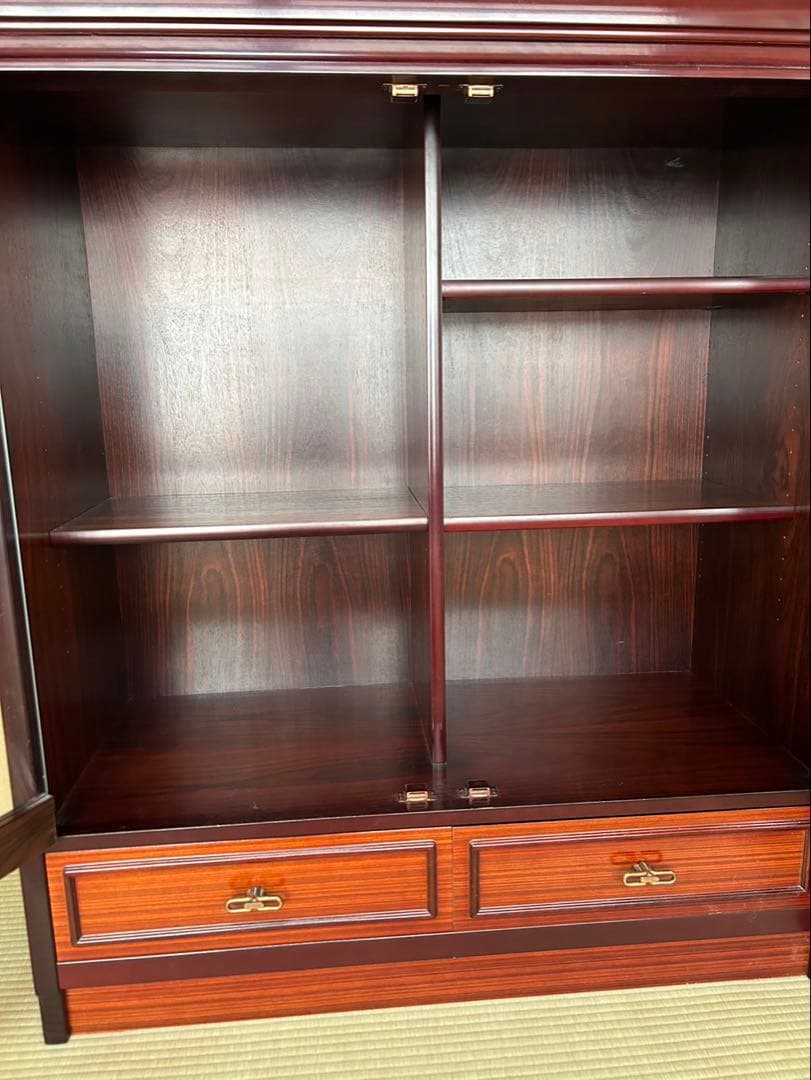 アンティーク　ダークウッドキャビネット ガラス扉付き