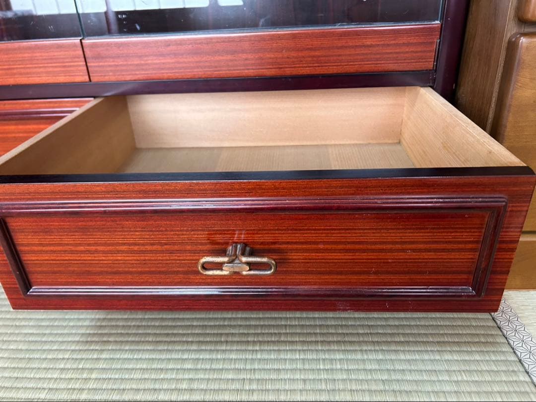 アンティーク　ダークウッドキャビネット ガラス扉付き