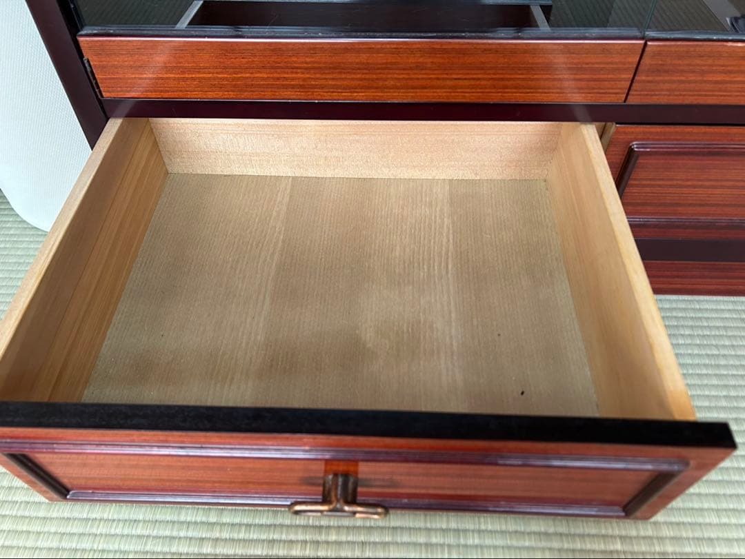 アンティーク　ダークウッドキャビネット ガラス扉付き