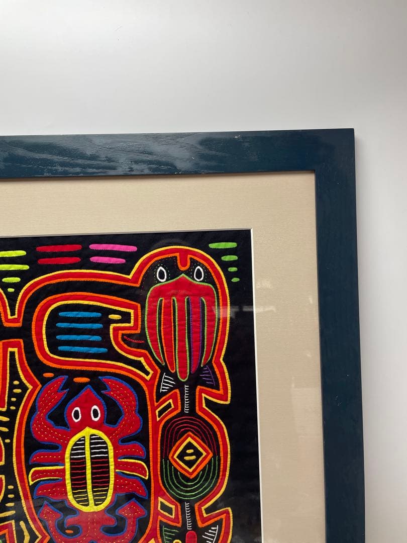 額装モラアートクナ族 手刺繍 カニ図案 ビビッド多色 布絵テキスタイルフレーム付