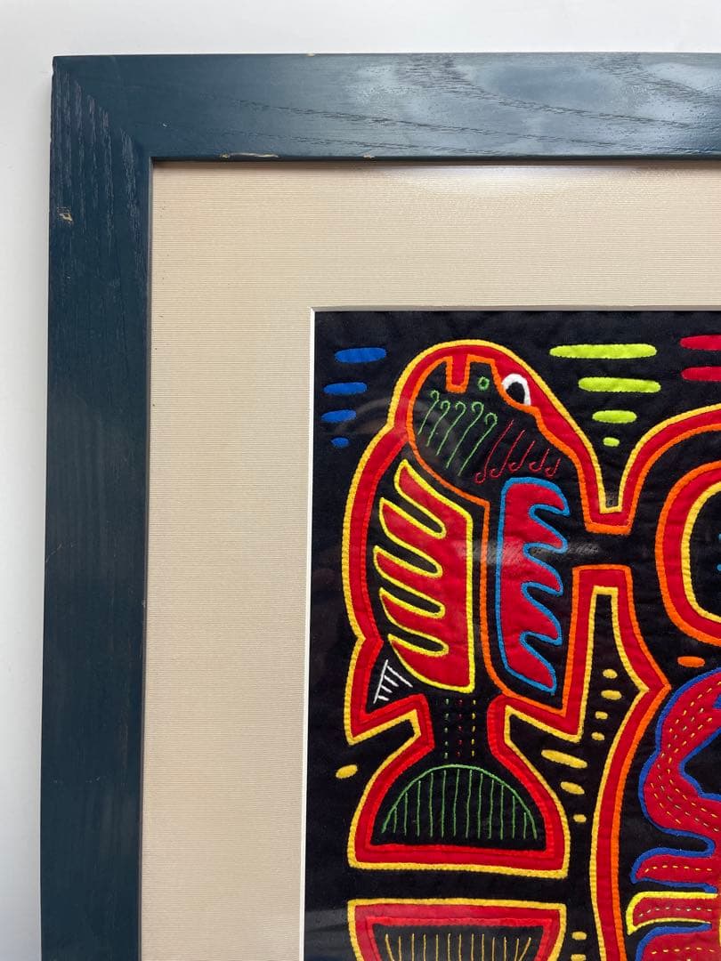 額装モラアートクナ族 手刺繍 カニ図案 ビビッド多色 布絵テキスタイルフレーム付