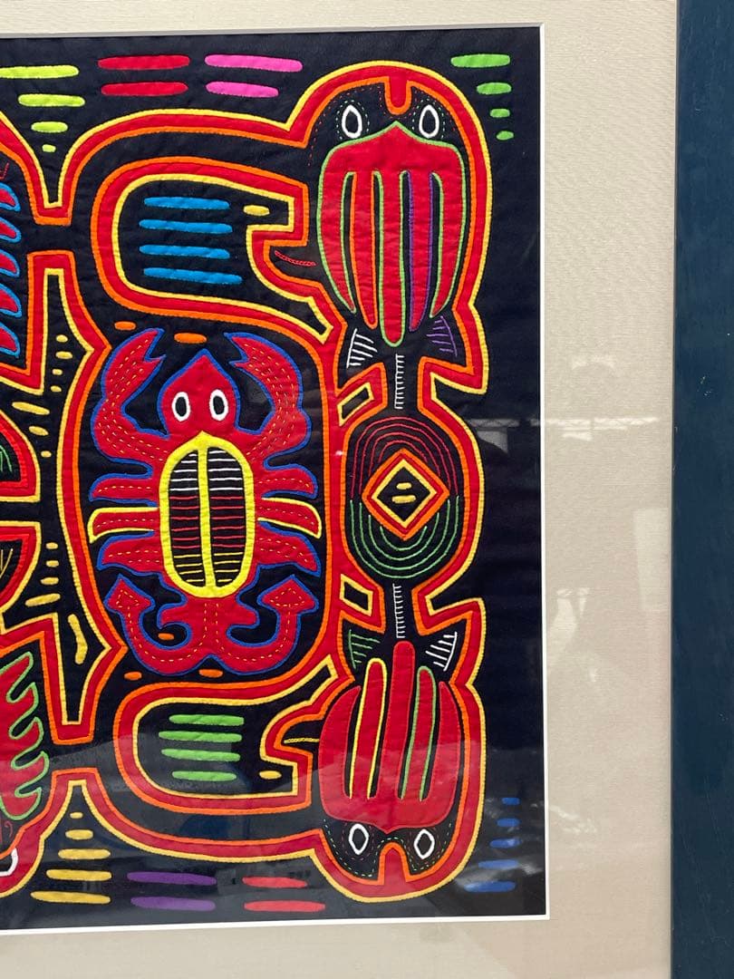 額装モラアートクナ族 手刺繍 カニ図案 ビビッド多色 布絵テキスタイルフレーム付