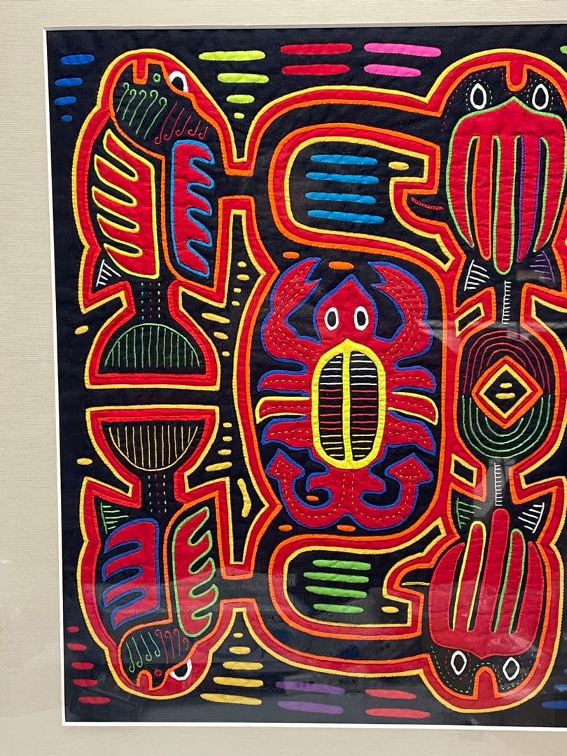 額装モラアートクナ族 手刺繍 カニ図案 ビビッド多色 布絵テキスタイルフレーム付