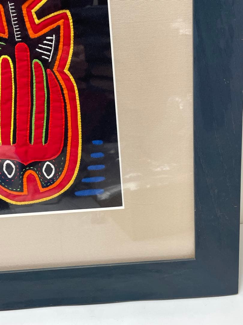 額装モラアートクナ族 手刺繍 カニ図案 ビビッド多色 布絵テキスタイルフレーム付