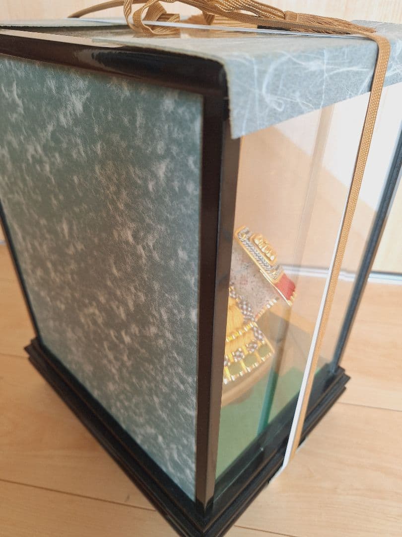 【セット販売】8号御上製兜飾ガラスケース入り&陣羽織飾り