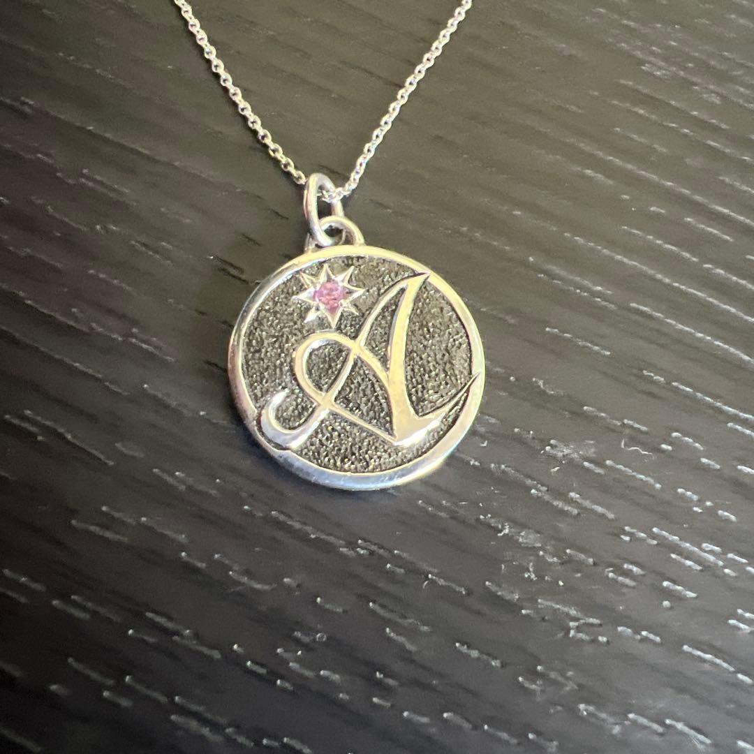 シルバー製イニシャルＡ肉彫り　ピンクサファイア入り　ブラックメッキかけペンダント