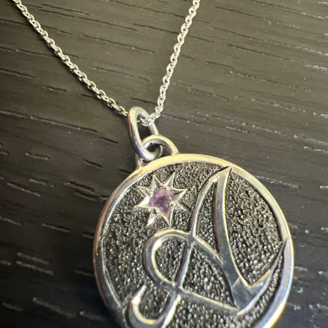 シルバー製イニシャルＡ肉彫り　ピンクサファイア入り　ブラックメッキかけペンダント