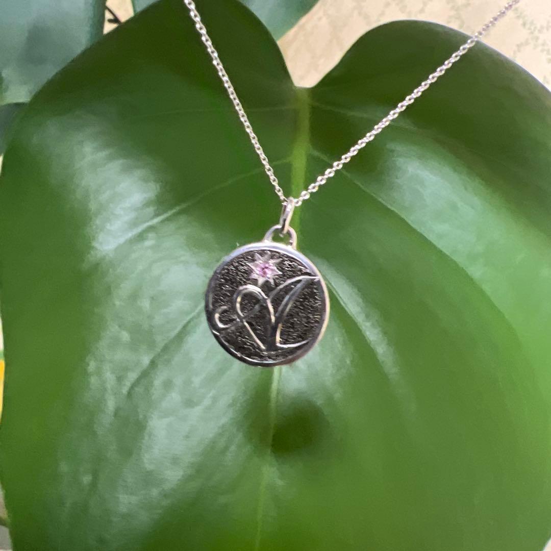 シルバー製イニシャルＡ肉彫り　ピンクサファイア入り　ブラックメッキかけペンダント