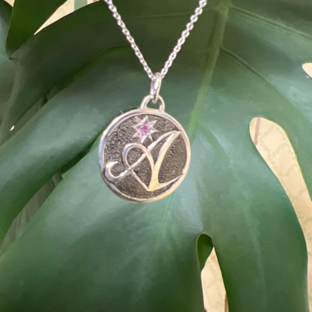 シルバー製イニシャルＡ肉彫り　ピンクサファイア入り　ブラックメッキかけペンダント