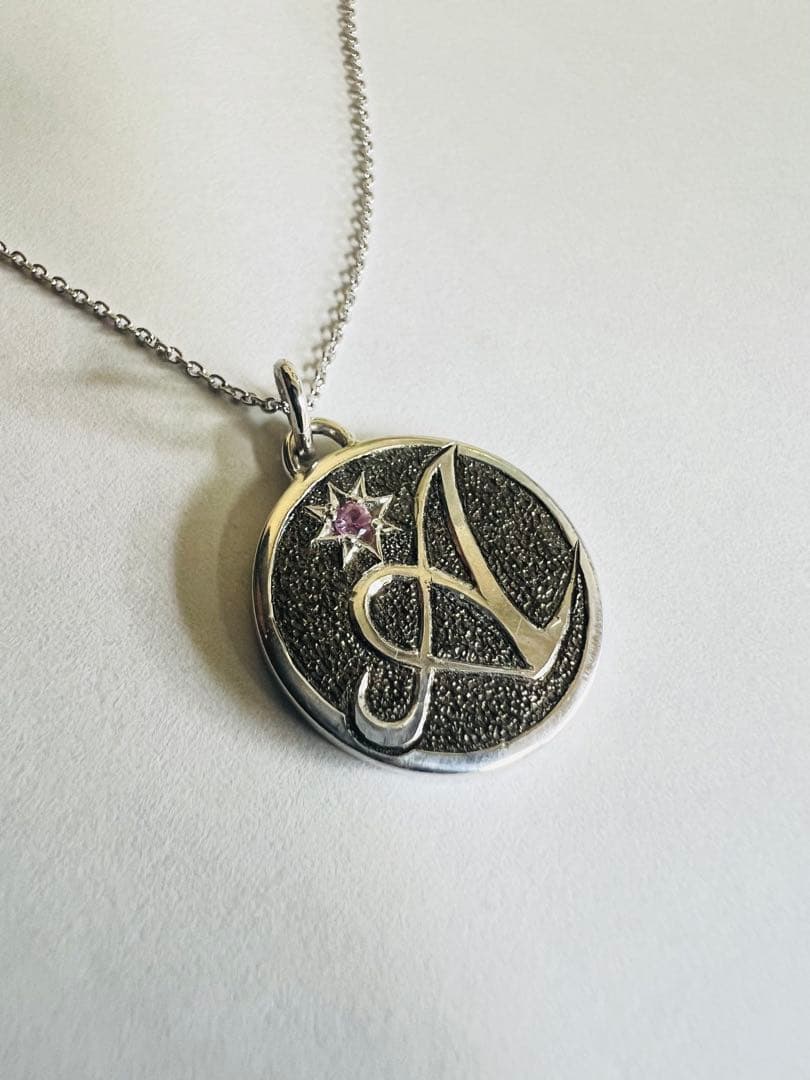 シルバー製イニシャルＡ肉彫り　ピンクサファイア入り　ブラックメッキかけペンダント