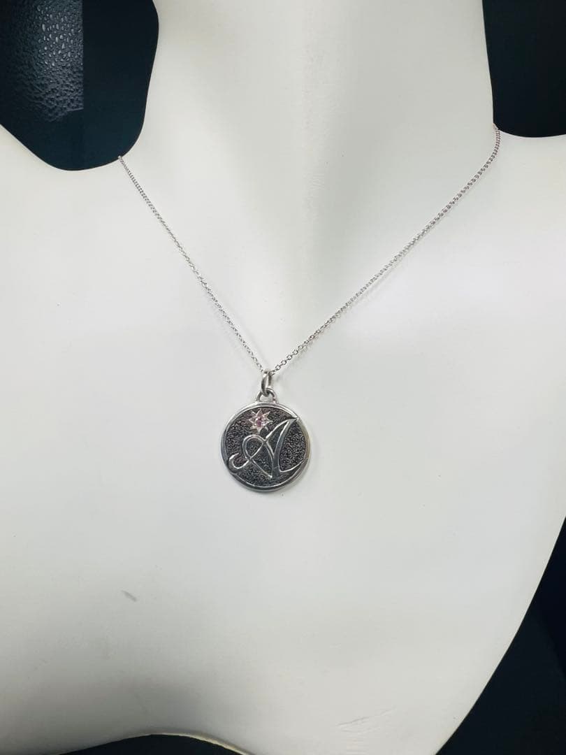 シルバー製イニシャルＡ肉彫り　ピンクサファイア入り　ブラックメッキかけペンダント