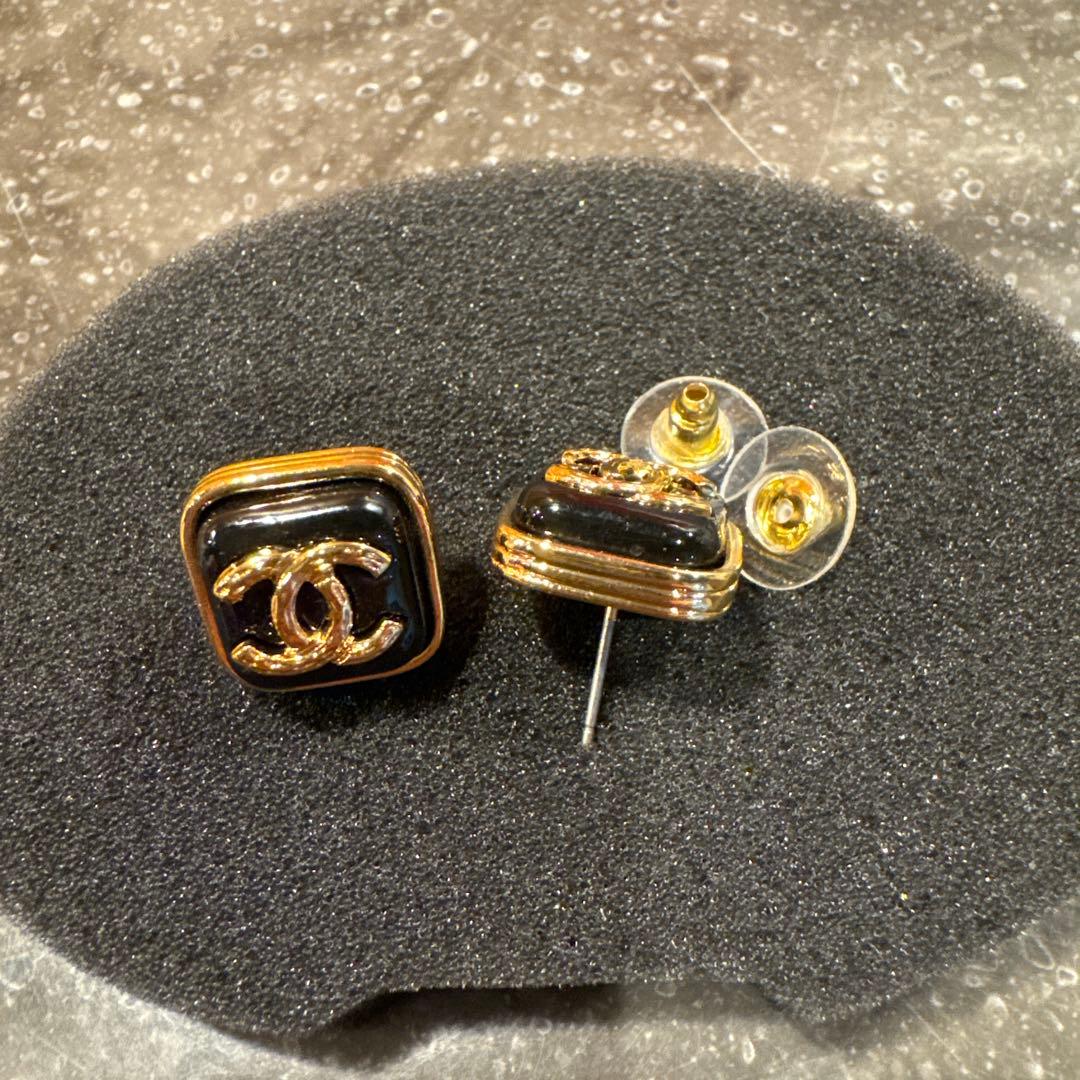 CHANEL スクエア型ピアス♡ノベルティ - メルカリ