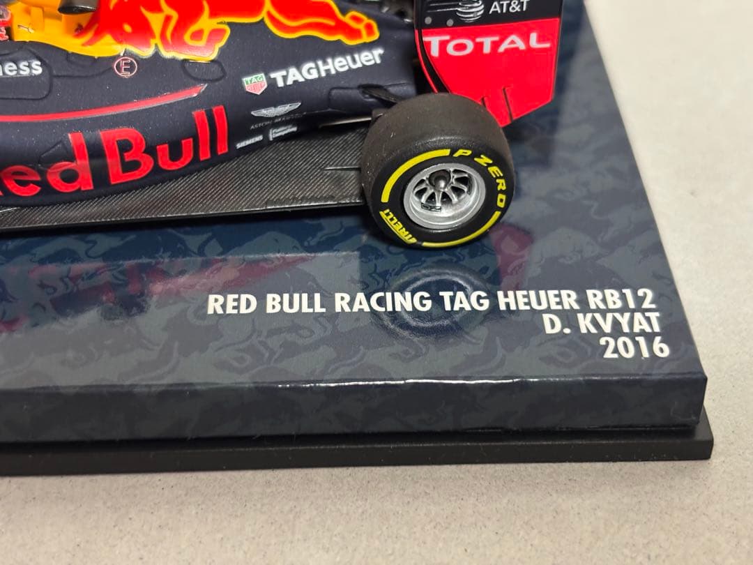 ミニチャンプス1/43レッドブルRB12 D.KVYAT