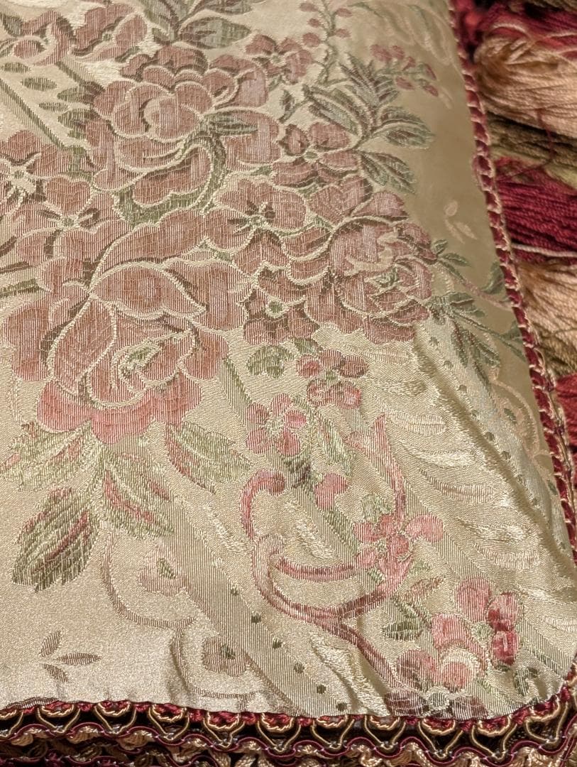 お洒落なクッション　アンティーク調