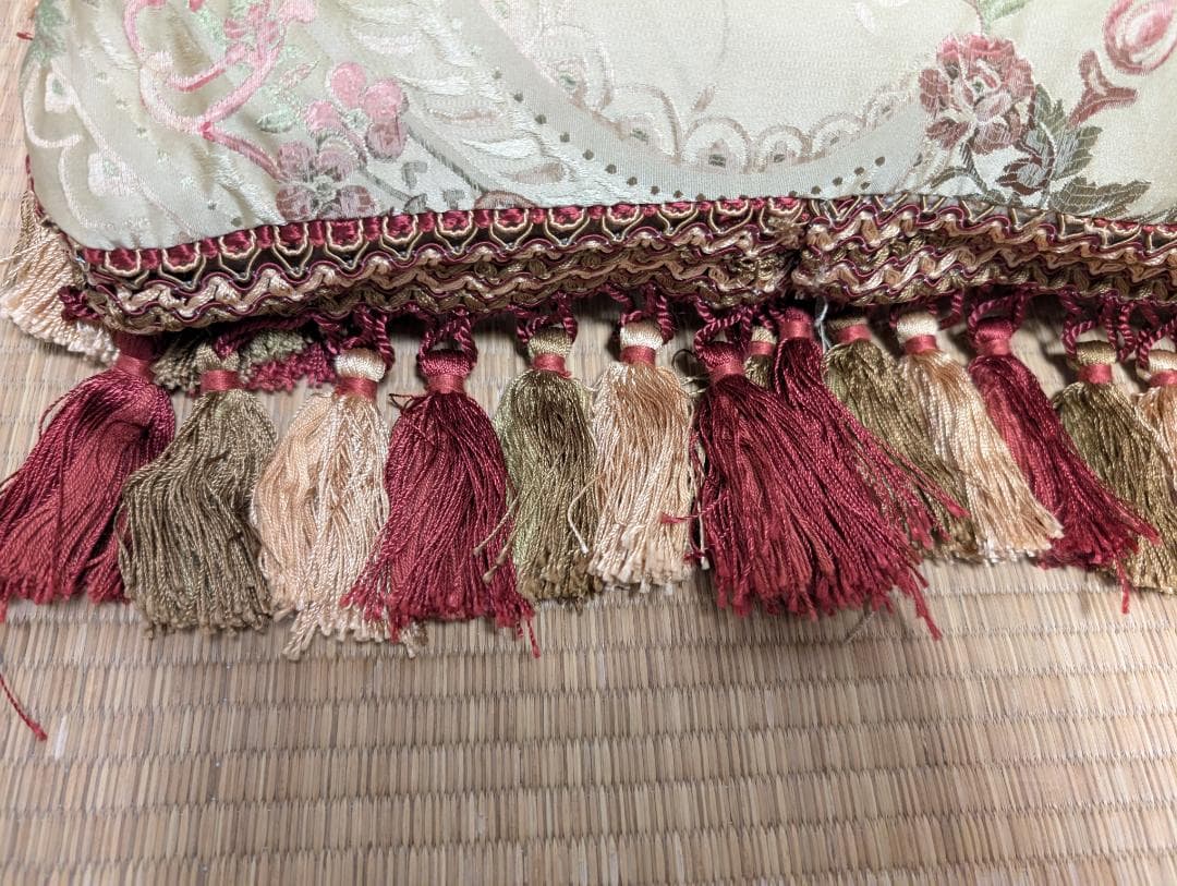 お洒落なクッション　アンティーク調