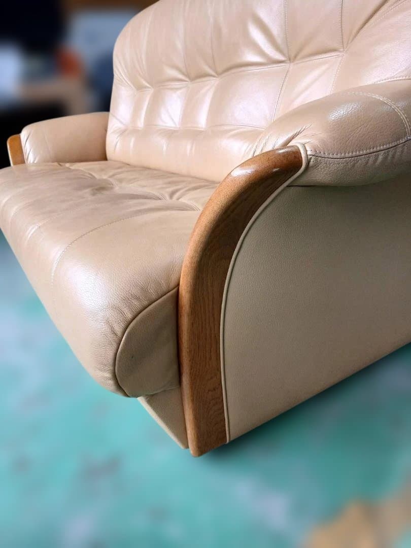 ベージュ レザーソファ 2人掛け 木製アームレスト