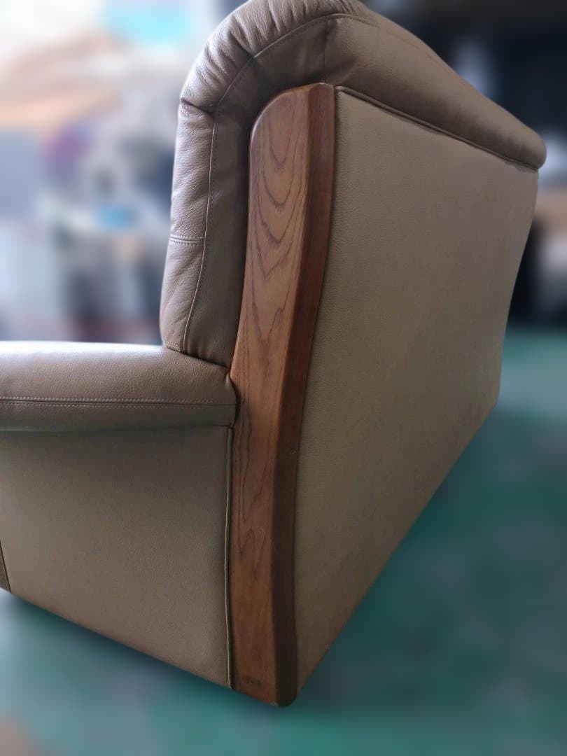 ベージュ レザーソファ 2人掛け 木製アームレスト