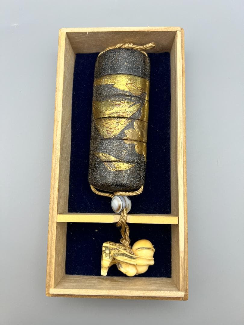 蒔絵五段印籠 風景図蒔絵 金梨地 瓢箪仙人牙根付 瑪瑙 緒締 精細細工